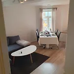Corner With 2 Bedrooms In The Middle Of The Centre *