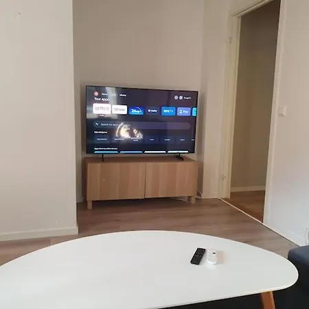 Corner With 2 Bedrooms In The Middle Of The Centre