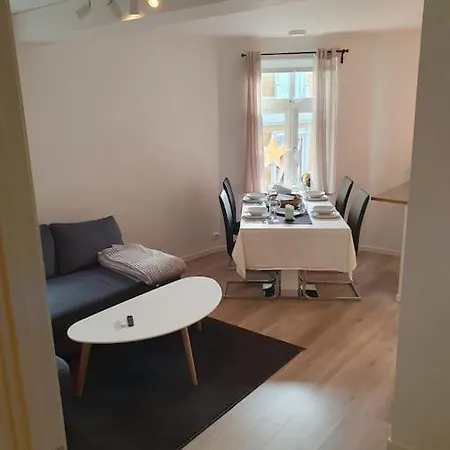 Corner With 2 Bedrooms In The Middle Of The Centre *