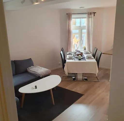 Corner With 2 Bedrooms In The Middle Of The Centre *
